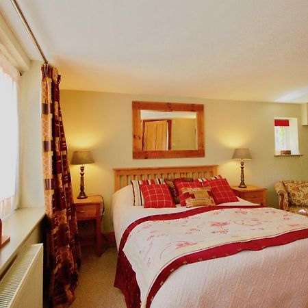 East Kennett The Old Forge Bed & Breakfast エクステリア 写真