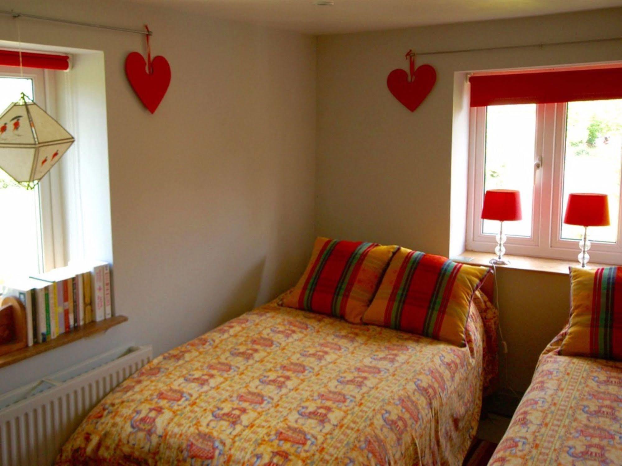 East Kennett The Old Forge Bed & Breakfast エクステリア 写真