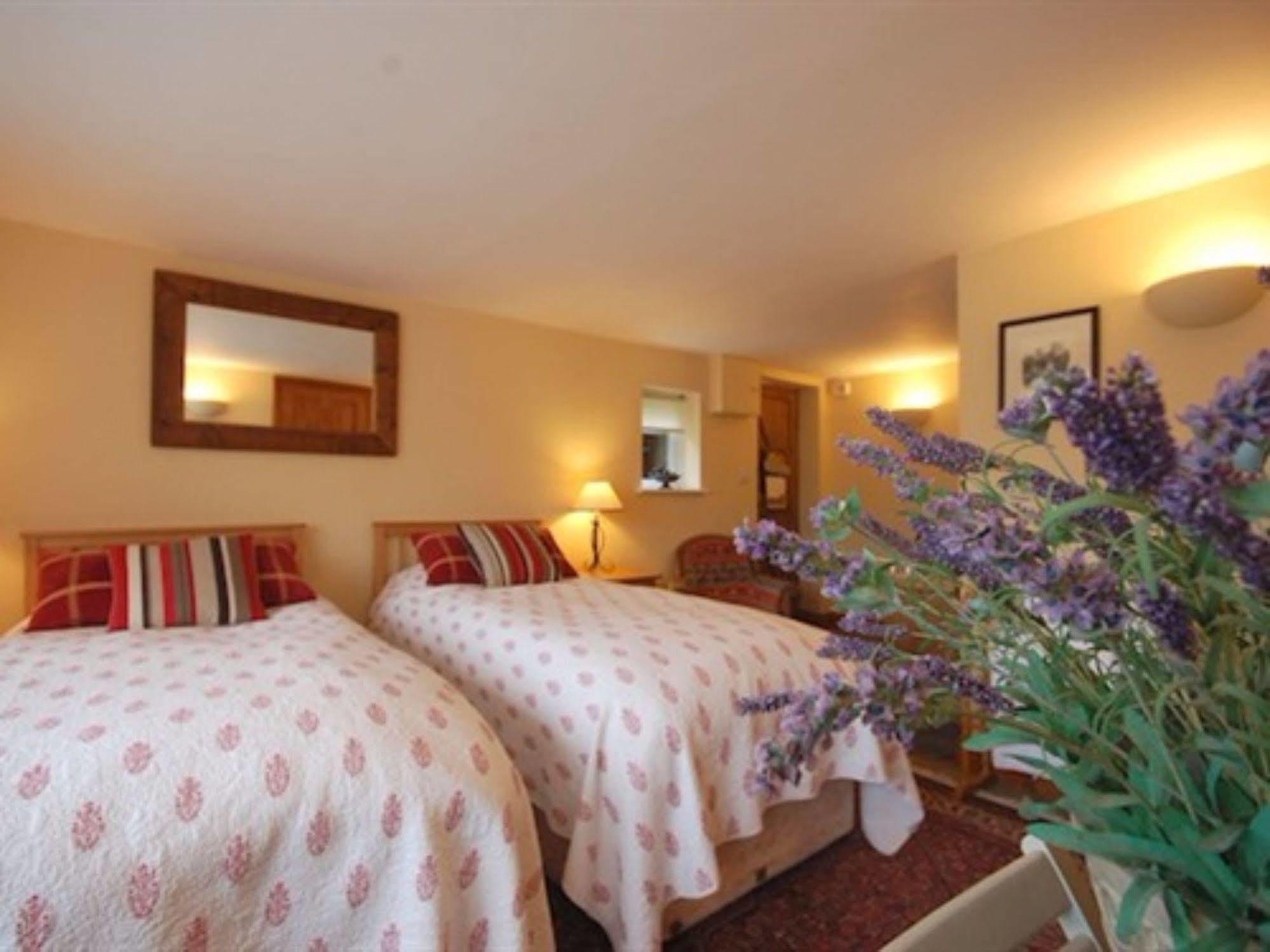 East Kennett The Old Forge Bed & Breakfast エクステリア 写真