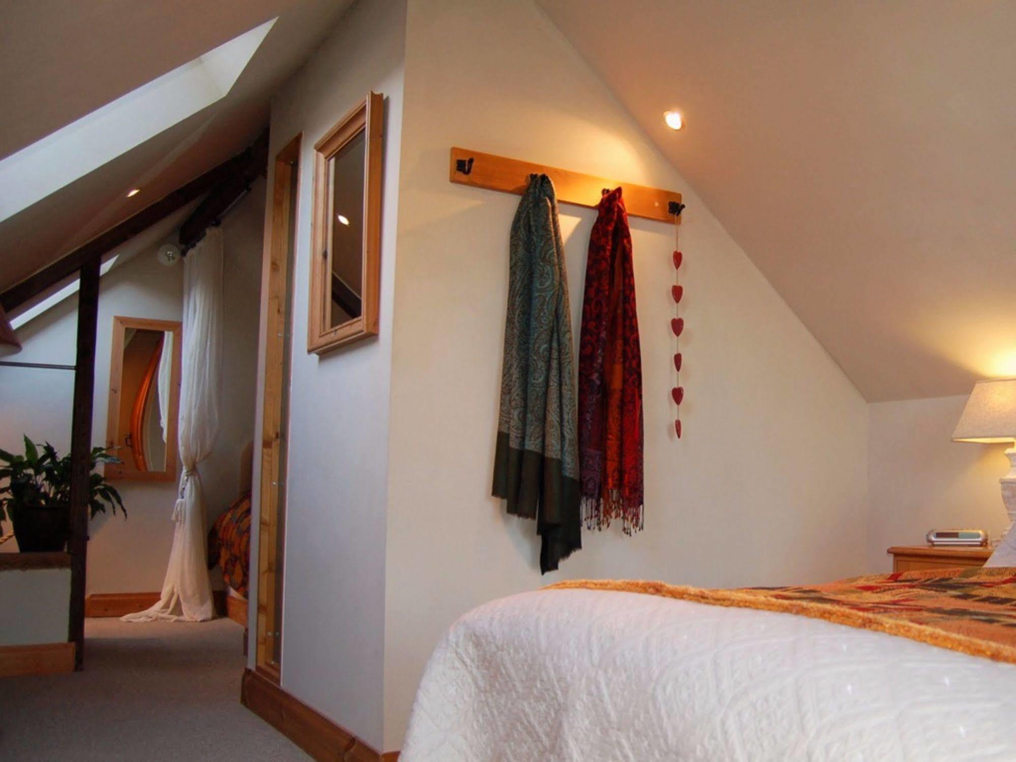 East Kennett The Old Forge Bed & Breakfast エクステリア 写真
