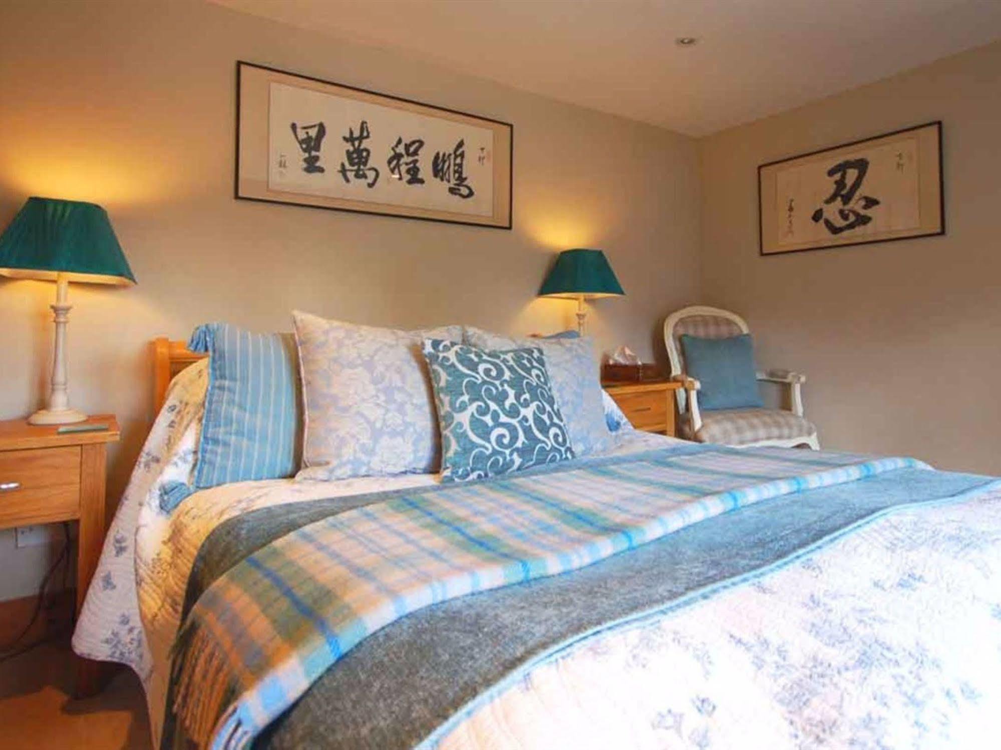 East Kennett The Old Forge Bed & Breakfast エクステリア 写真