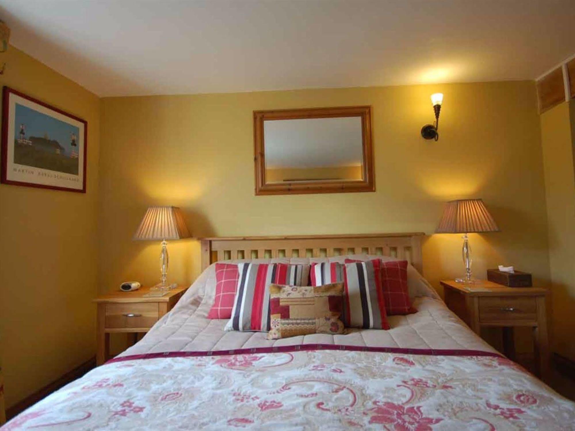 East Kennett The Old Forge Bed & Breakfast エクステリア 写真