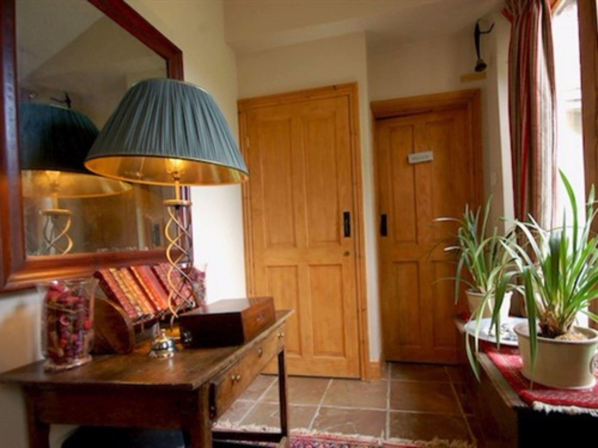 East Kennett The Old Forge Bed & Breakfast エクステリア 写真